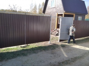 Забор из профнастила с утрамбовкой щебнем 50 метров